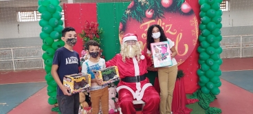 Foto 10: Personagens encantam crianças durante a entrega dos presentes de Natal