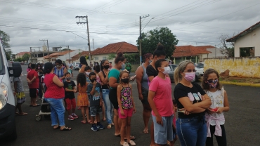 Foto 102: Personagens encantam crianças durante a entrega dos presentes de Natal