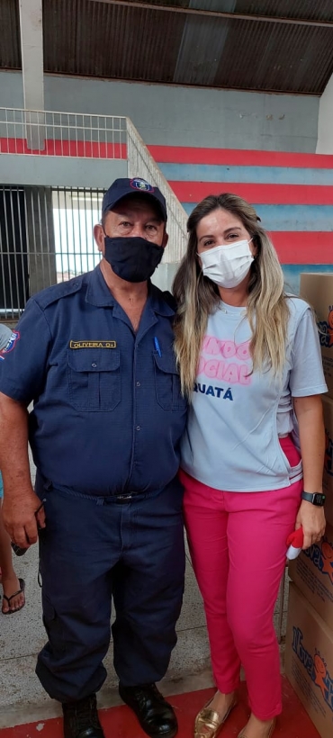 Foto 20: Personagens encantam crianças durante a entrega dos presentes de Natal