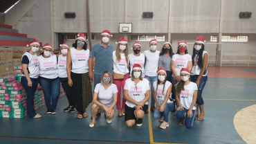 Foto 127: Personagens encantam crianças durante a entrega dos presentes de Natal