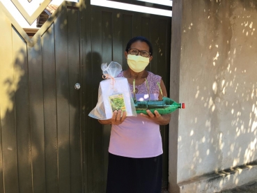 Foto 23: Atividade remota: CRAS entrega horta em garrafa pet