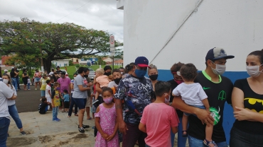 Foto 100: Personagens encantam crianças durante a entrega dos presentes de Natal