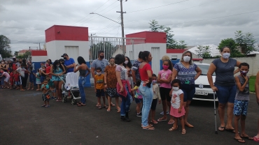 Foto 99: Personagens encantam crianças durante a entrega dos presentes de Natal