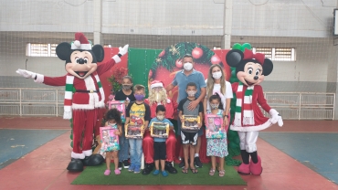 Foto 117: Personagens encantam crianças durante a entrega dos presentes de Natal