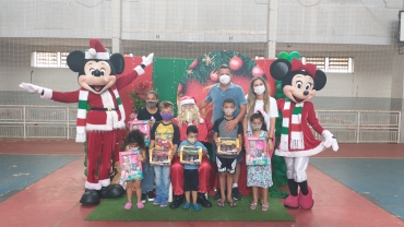 Foto 117: Personagens encantam crianças durante a entrega dos presentes de Natal