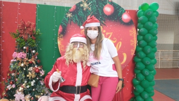 Foto 124: Personagens encantam crianças durante a entrega dos presentes de Natal