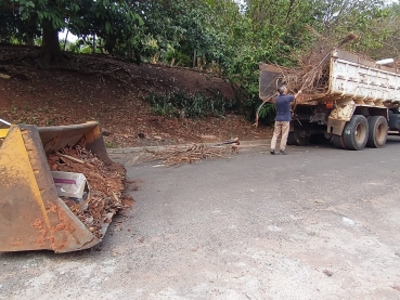 Foto 3: Prefeitura recolhe toneladas de entulhos durante o bota fora. Fique atento: está em vigor a Lei da caçamba.