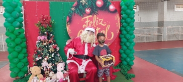 Foto 24: Personagens encantam crianças durante a entrega dos presentes de Natal