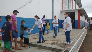 Foto 108: Personagens encantam crianças durante a entrega dos presentes de Natal