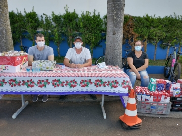 Foto 3: Empresas e comunidade doam alimentos que serão destinados para famílias carentes