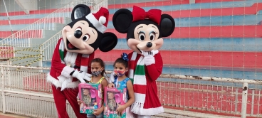 Foto 46: Personagens encantam crianças durante a entrega dos presentes de Natal