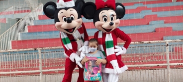Foto 38: Personagens encantam crianças durante a entrega dos presentes de Natal
