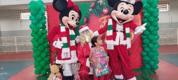 Foto 68: Personagens encantam crianças durante a entrega dos presentes de Natal