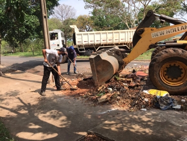 Foto 7: Prefeitura recolhe toneladas de entulhos durante o bota fora. Fique atento: está em vigor a Lei da caçamba.