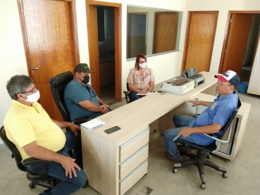 Notícia Secretários Municipais se reúnem com gerente  da Granja que está sendo construída no município