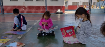 Foto 10: Alunos da Escola Gagliardi participam do Projeto Viajando na Leitura e visitam a Biblioteca Municipal 