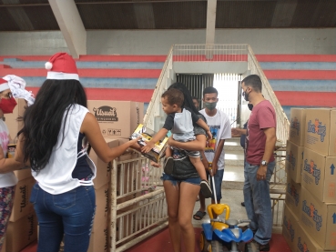 Foto 92: Personagens encantam crianças durante a entrega dos presentes de Natal