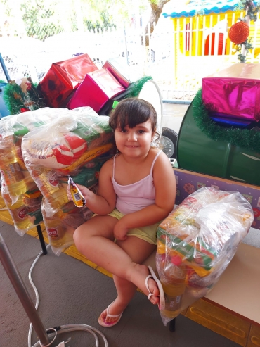 Foto 19: Prefeitura realiza entrega de mais um  Kit Alimentação para os alunos