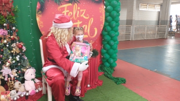 Foto 85: Personagens encantam crianças durante a entrega dos presentes de Natal