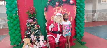 Foto 67: Personagens encantam crianças durante a entrega dos presentes de Natal