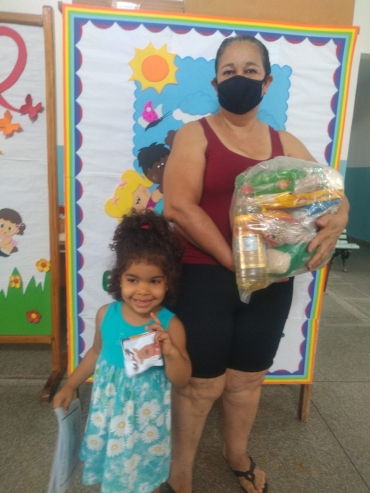 Foto 14: Prefeitura realiza entrega de mais um  Kit Alimentação para os alunos