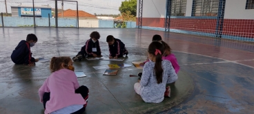Foto 29: Alunos da Escola Gagliardi participam do Projeto Viajando na Leitura e visitam a Biblioteca Municipal 