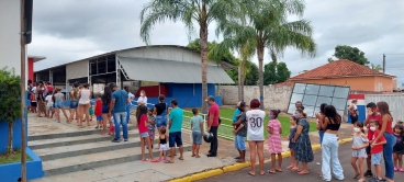 Foto 21: Personagens encantam crianças durante a entrega dos presentes de Natal