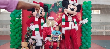 Foto 57: Personagens encantam crianças durante a entrega dos presentes de Natal