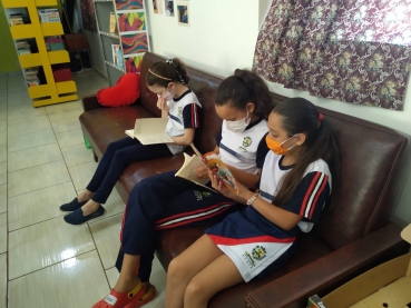 Foto 30: Alunos da Escola Gagliardi participam do Projeto Viajando na Leitura e visitam a Biblioteca Municipal 