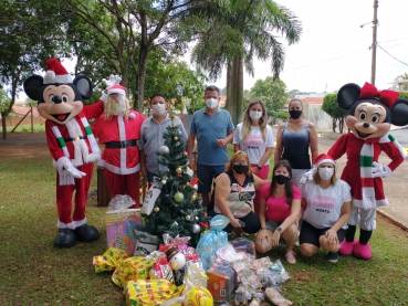 Foto 151: Personagens encantam crianças durante a entrega dos presentes de Natal
