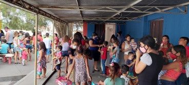 Foto 6: Personagens encantam crianças durante a entrega dos presentes de Natal