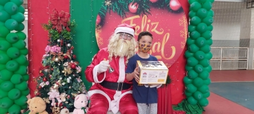 Foto 82: Personagens encantam crianças durante a entrega dos presentes de Natal