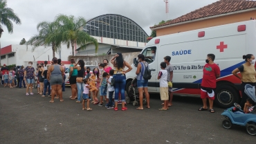 Foto 106: Personagens encantam crianças durante a entrega dos presentes de Natal