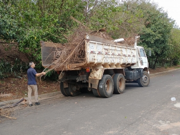 Foto 4: Prefeitura recolhe toneladas de entulhos durante o bota fora. Fique atento: está em vigor a Lei da caçamba.