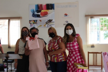 Foto 7: Fundo Social de Solidariedade de Quatá promove Dia da Beleza