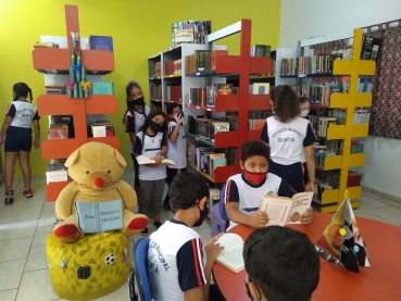 Foto 13: Alunos da Escola Gagliardi participam do Projeto Viajando na Leitura e visitam a Biblioteca Municipal 