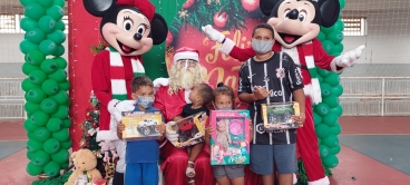 Foto 59: Personagens encantam crianças durante a entrega dos presentes de Natal