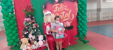 Foto 52: Personagens encantam crianças durante a entrega dos presentes de Natal