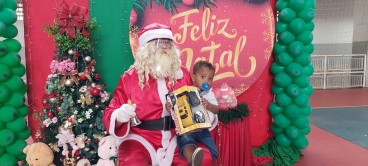 Foto 2: Personagens encantam crianças durante a entrega dos presentes de Natal