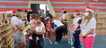 Foto 16: Personagens encantam crianças durante a entrega dos presentes de Natal