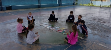 Foto 31: Alunos da Escola Gagliardi participam do Projeto Viajando na Leitura e visitam a Biblioteca Municipal 