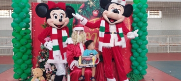 Foto 49: Personagens encantam crianças durante a entrega dos presentes de Natal