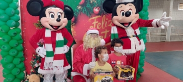 Foto 71: Personagens encantam crianças durante a entrega dos presentes de Natal