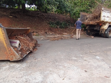 Foto 9: Prefeitura recolhe toneladas de entulhos durante o bota fora. Fique atento: está em vigor a Lei da caçamba.