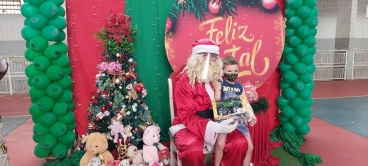 Foto 9: Personagens encantam crianças durante a entrega dos presentes de Natal