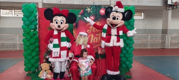 Foto 17: Personagens encantam crianças durante a entrega dos presentes de Natal