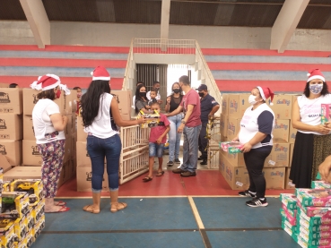 Foto 89: Personagens encantam crianças durante a entrega dos presentes de Natal