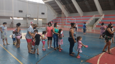 Foto 88: Personagens encantam crianças durante a entrega dos presentes de Natal