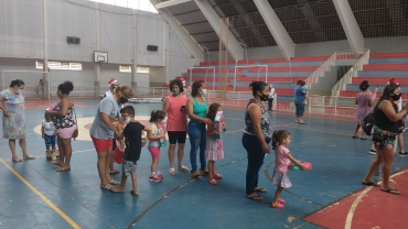 Foto 88: Personagens encantam crianças durante a entrega dos presentes de Natal