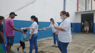 Foto 125: Personagens encantam crianças durante a entrega dos presentes de Natal